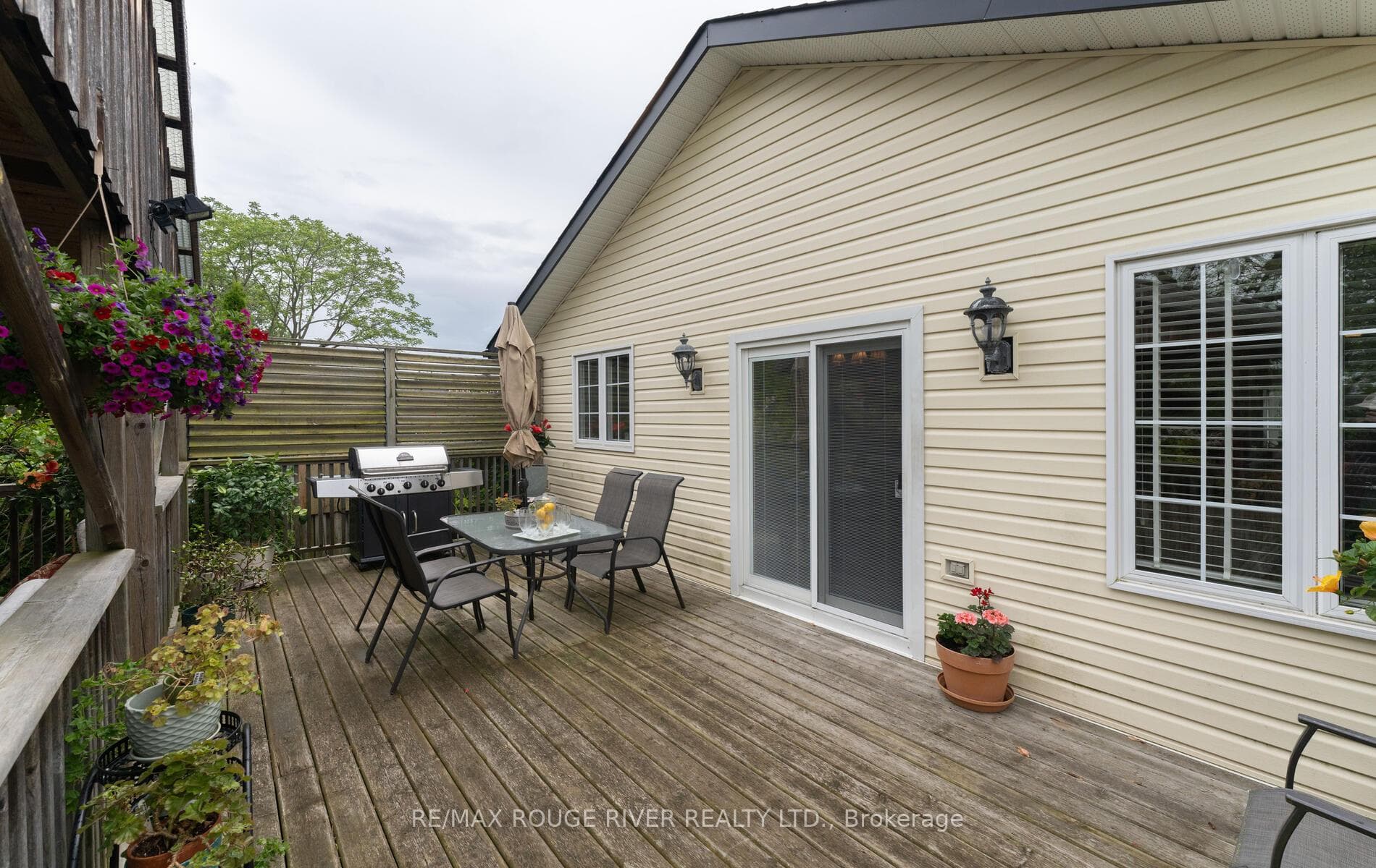 445 Friendship Avenue photo 33