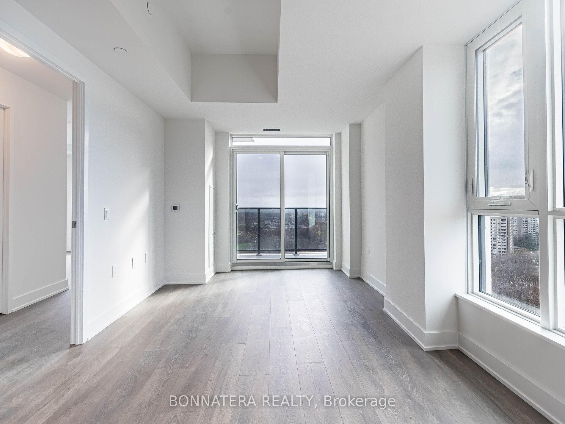 202 Burnhamthorpe Road Unit 1702 photo 16