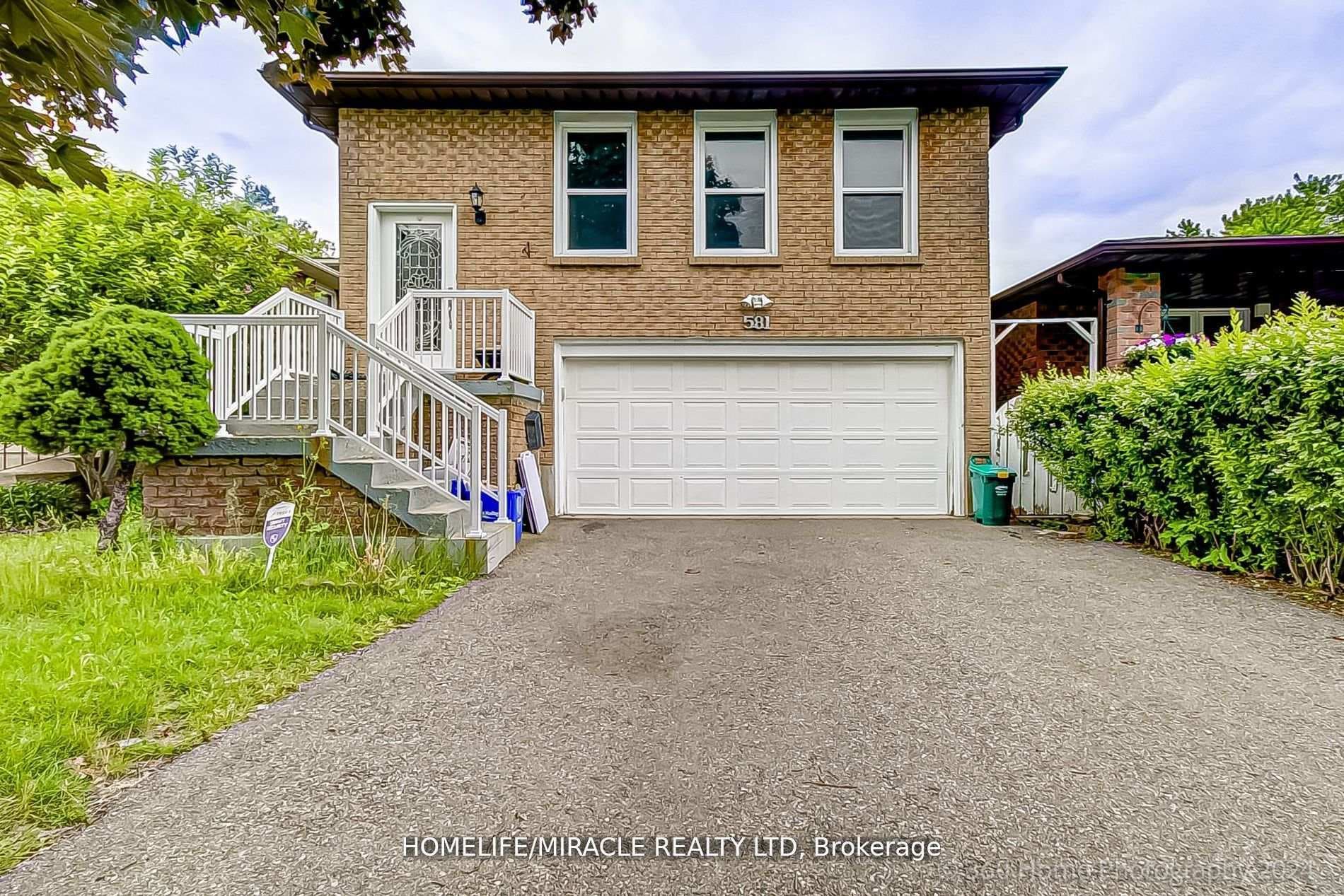 581 Hayward Crescent photo 1