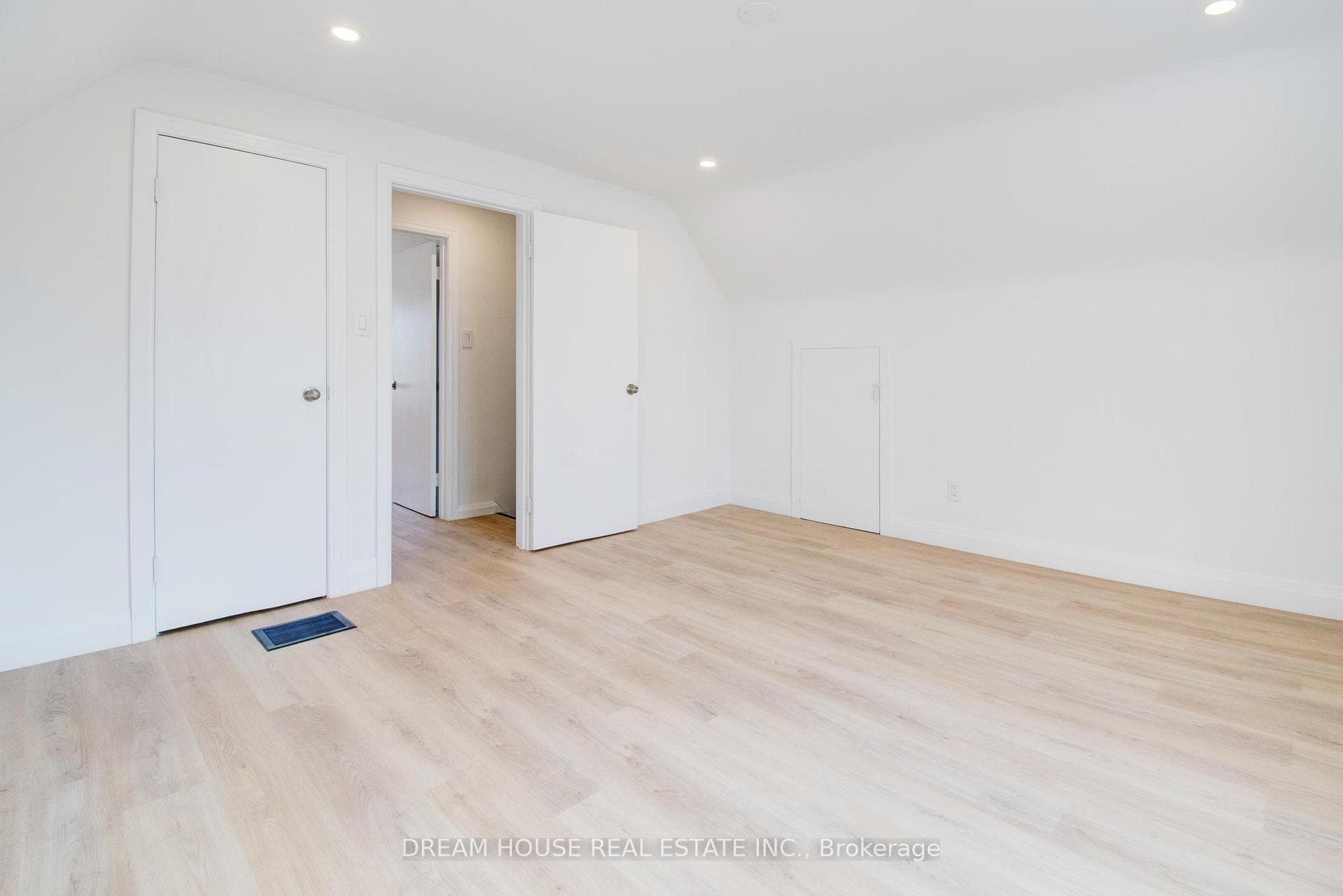47 Ellis Crescent photo 20