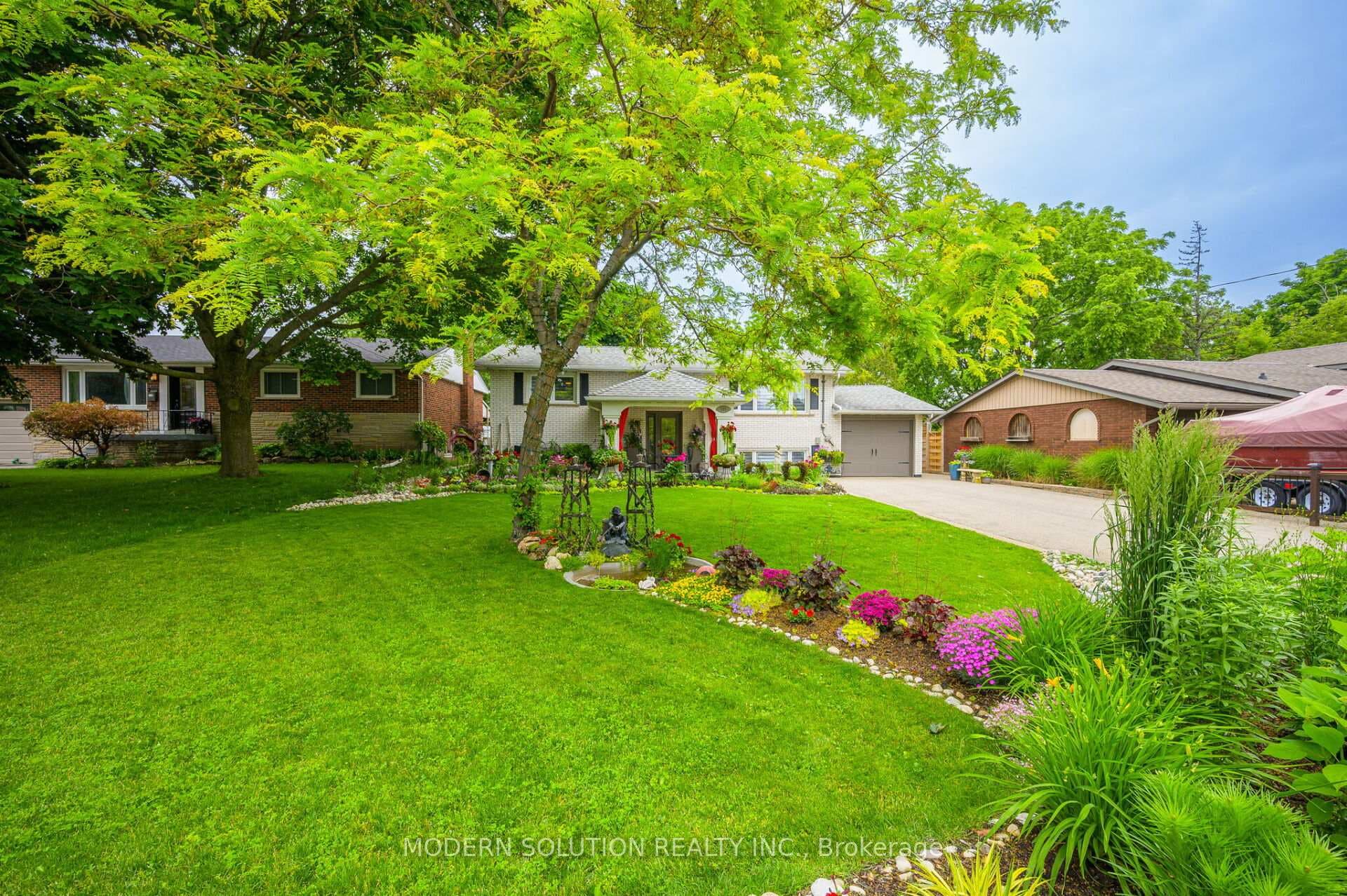 389 Maple Avenue photo 3