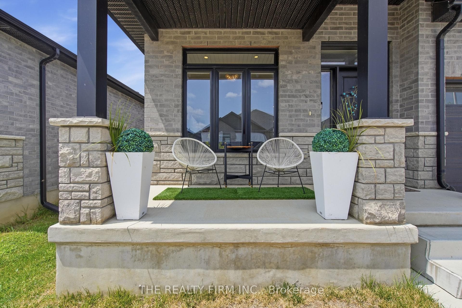 Large front porch!