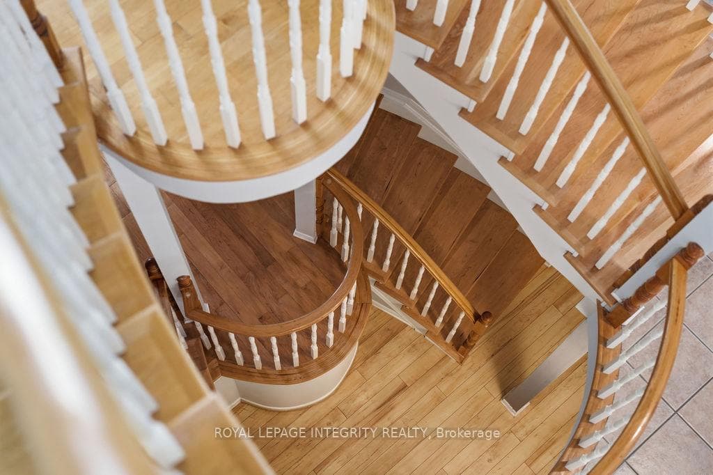 185 INSMILL Crescent photo 11