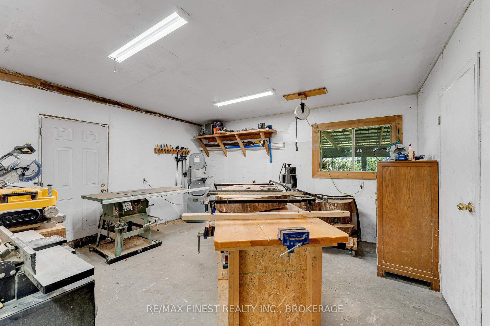 2112 Battersea Road photo 43