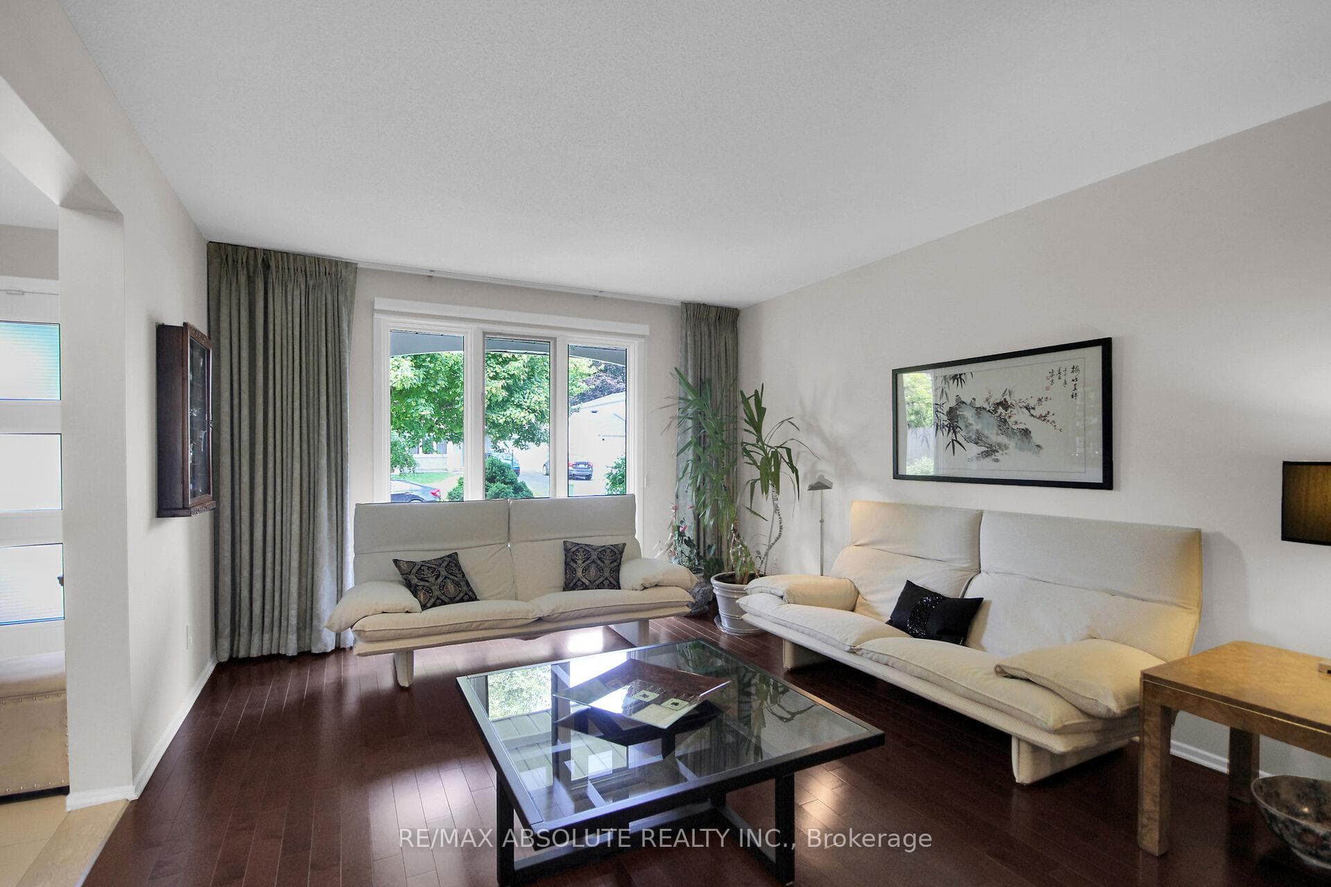 Living Room w Large Window