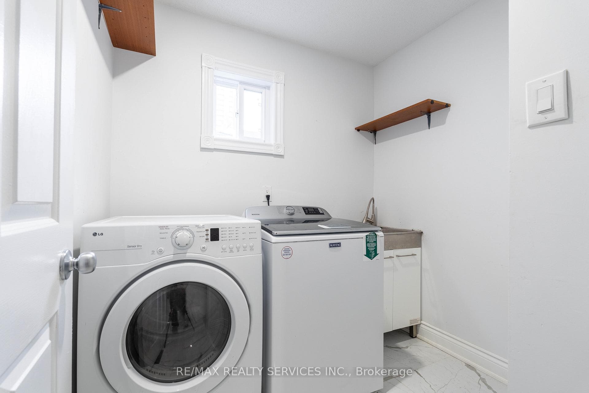 4354 Waterford Crescent Unit Upper photo 10