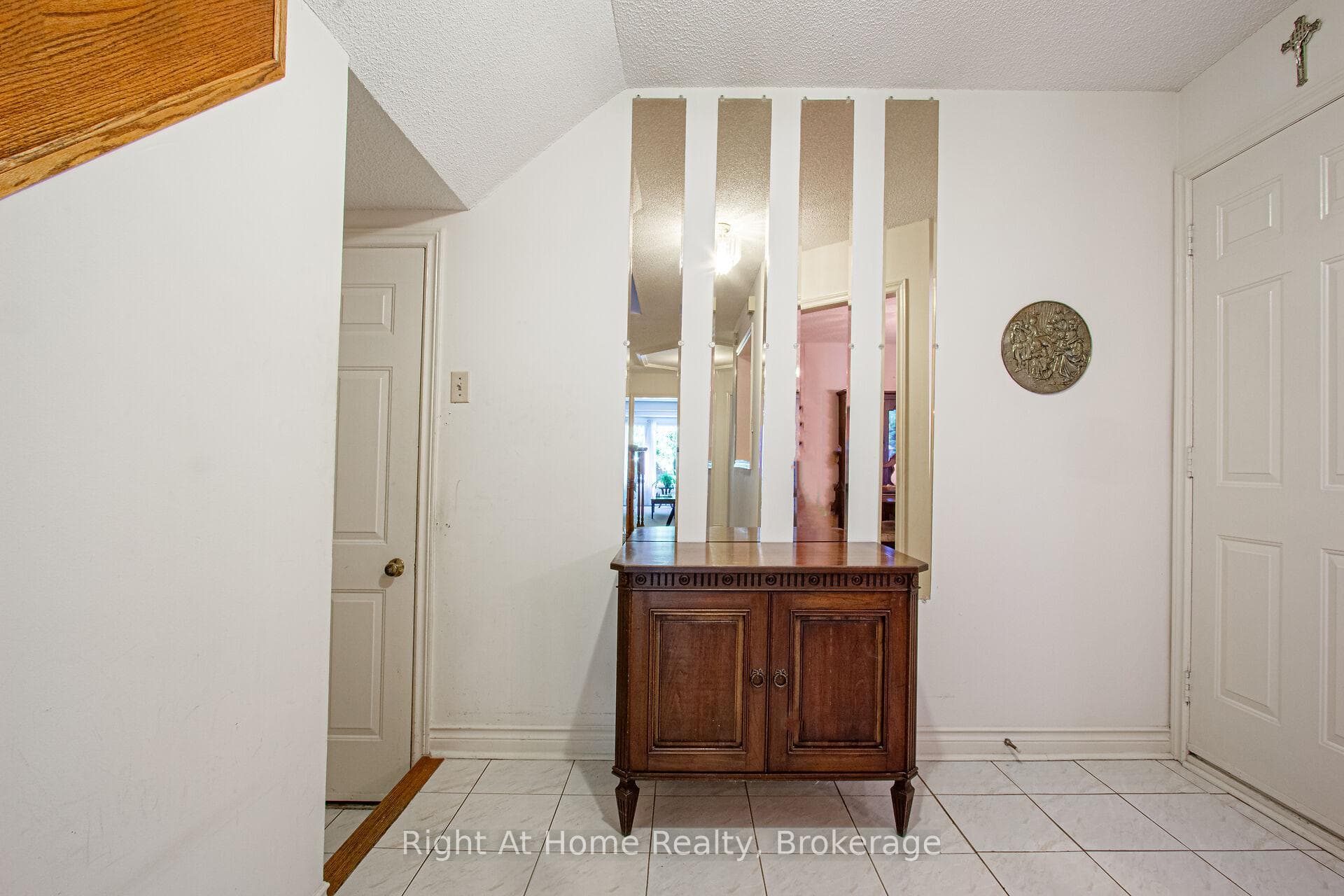 2019 Brays Lane photo 4