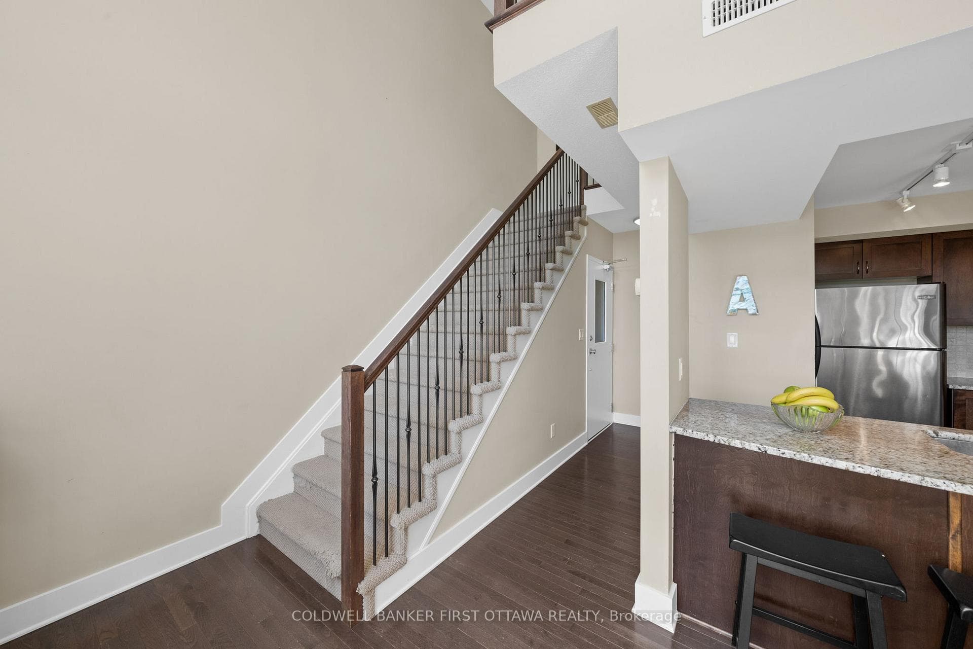 75C COLONNADE Road photo 17