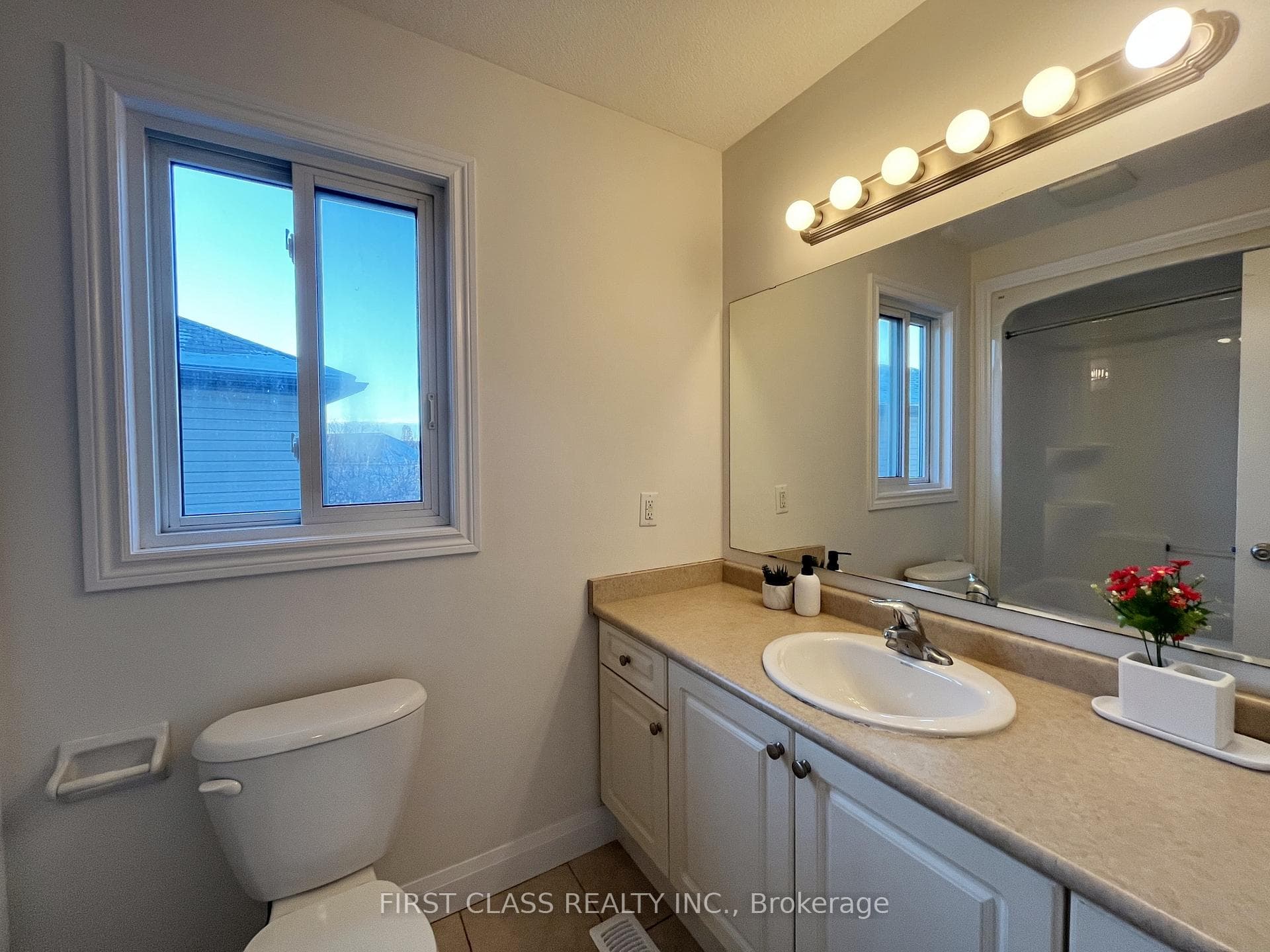 382 TEALBY Crescent photo 17