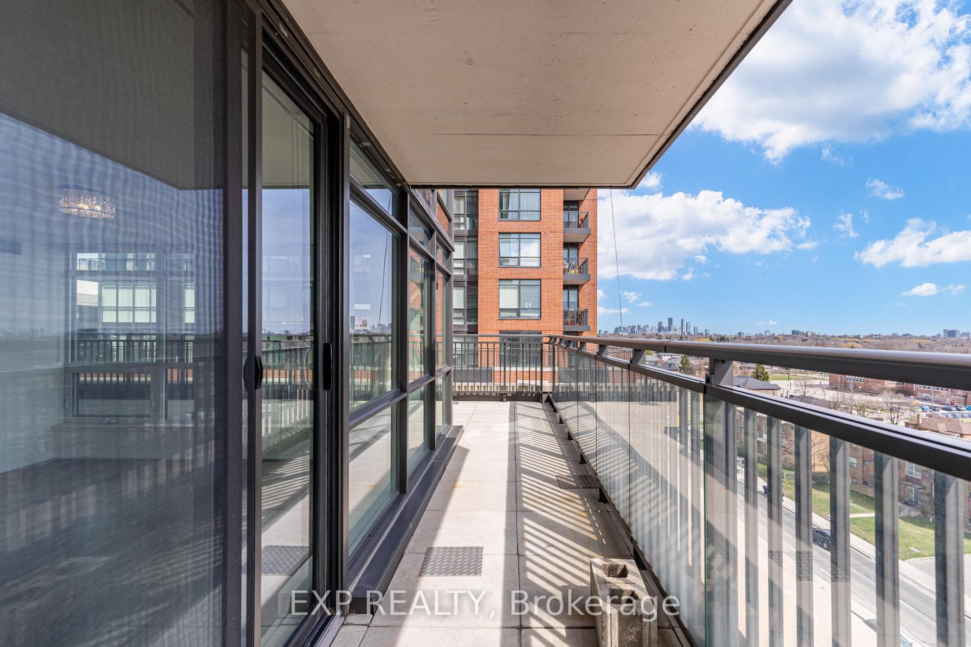 736 - 830 lawrence Ave W