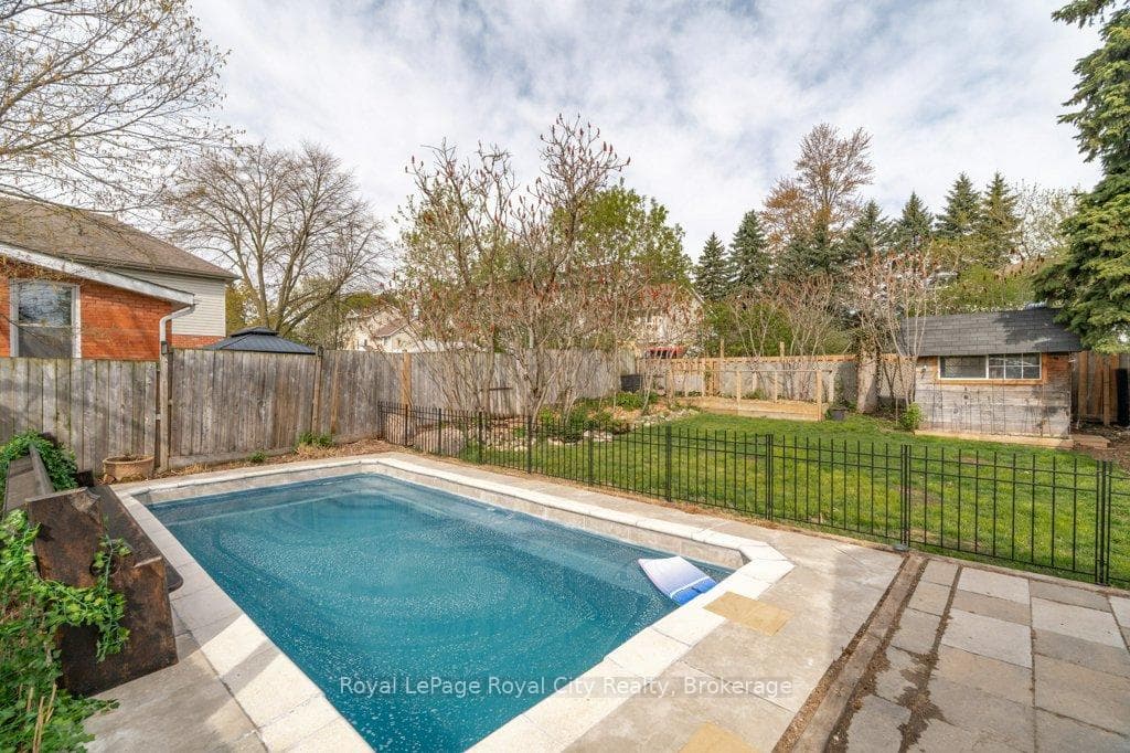 554 Woolwich Street photo 37