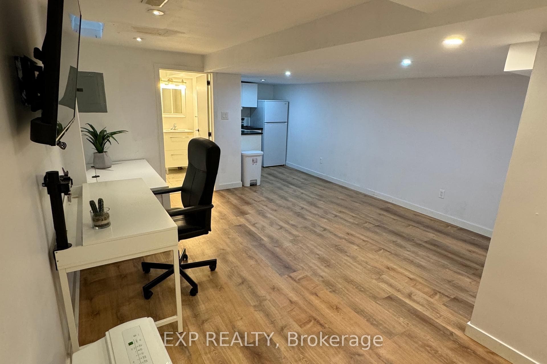 323 Montfort Street photo 16
