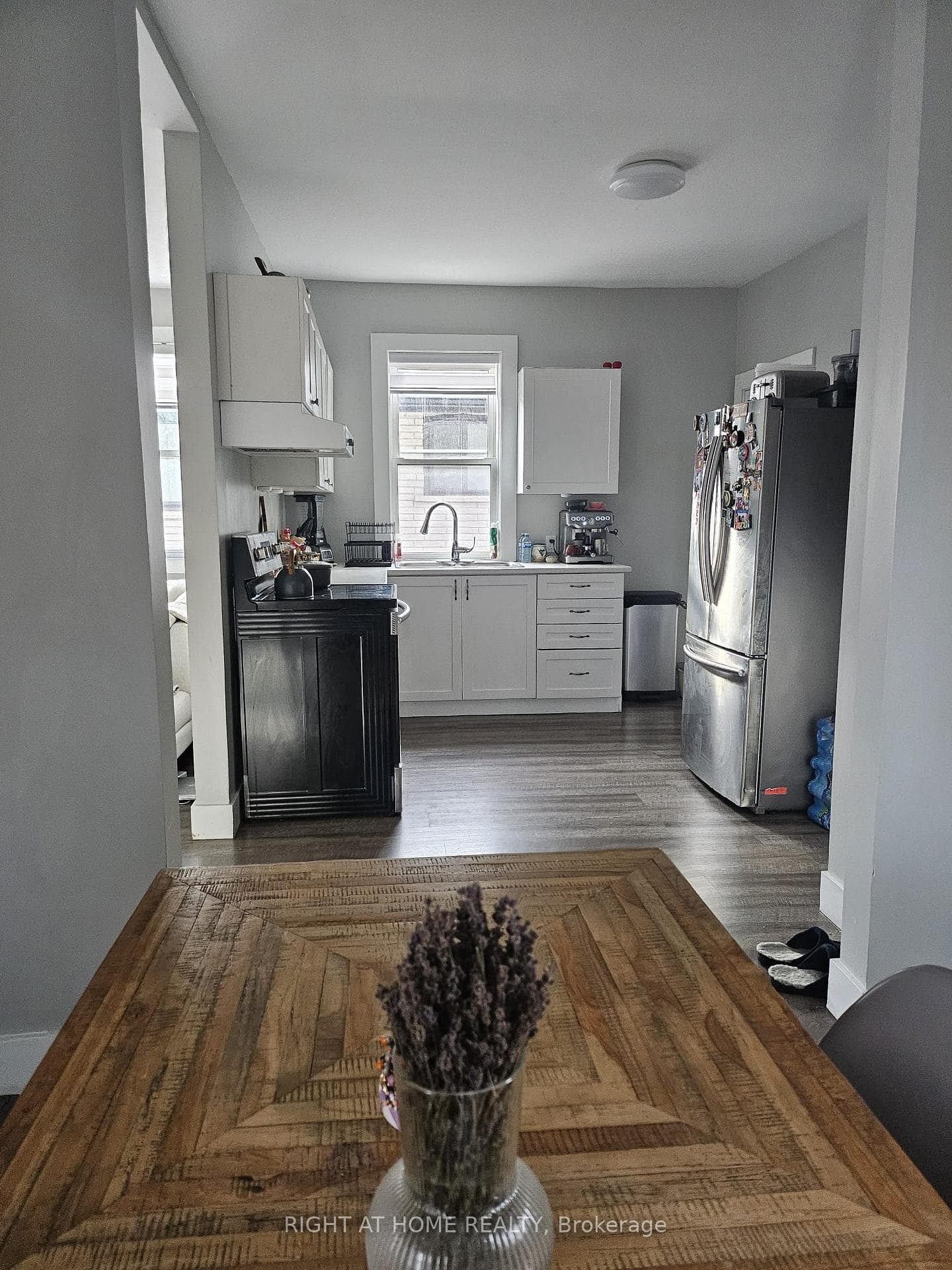 1422 Simcoe Street photo 9