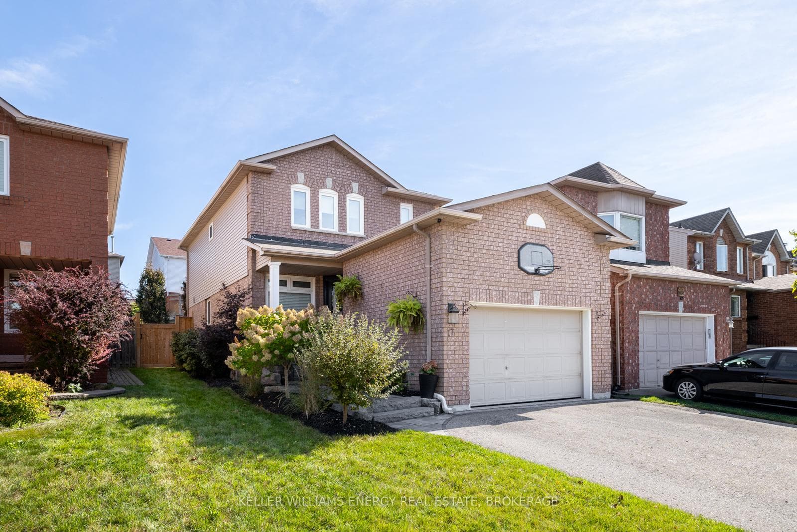 17 Fry Crescent photo 1