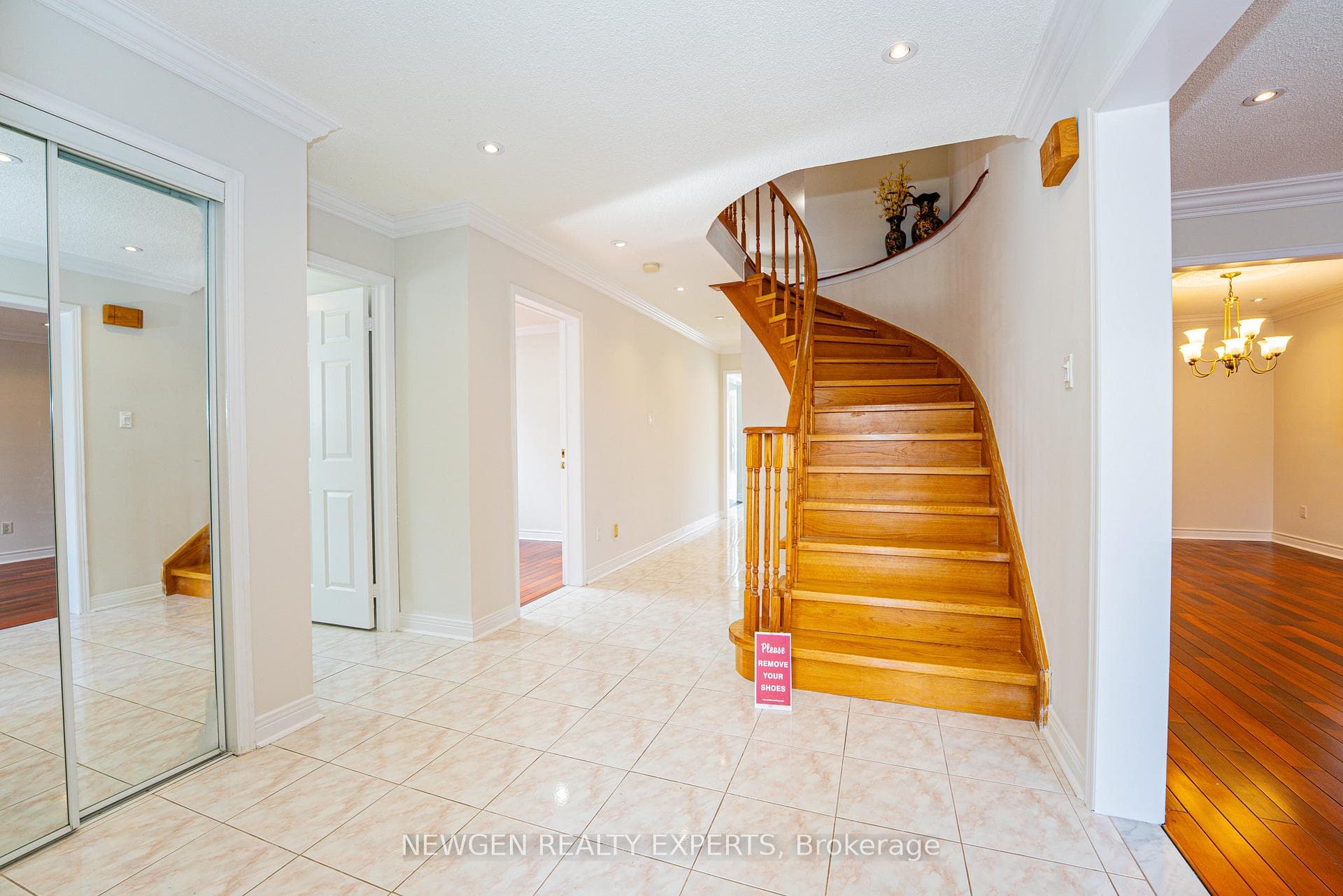 609 Yorkminster Crescent photo 4