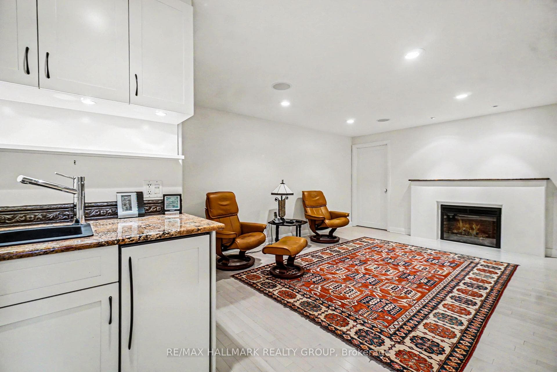 rec rm w/beverage counter, fridge & ice marker
