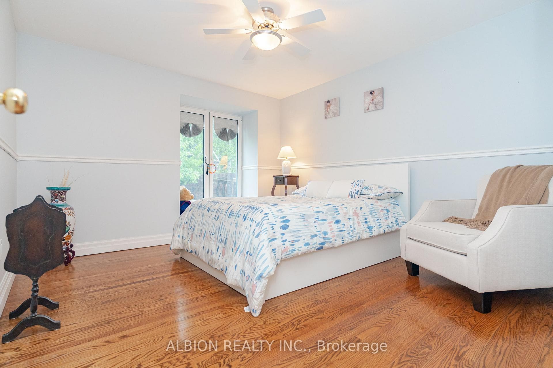 Spacious bedroom with window seat