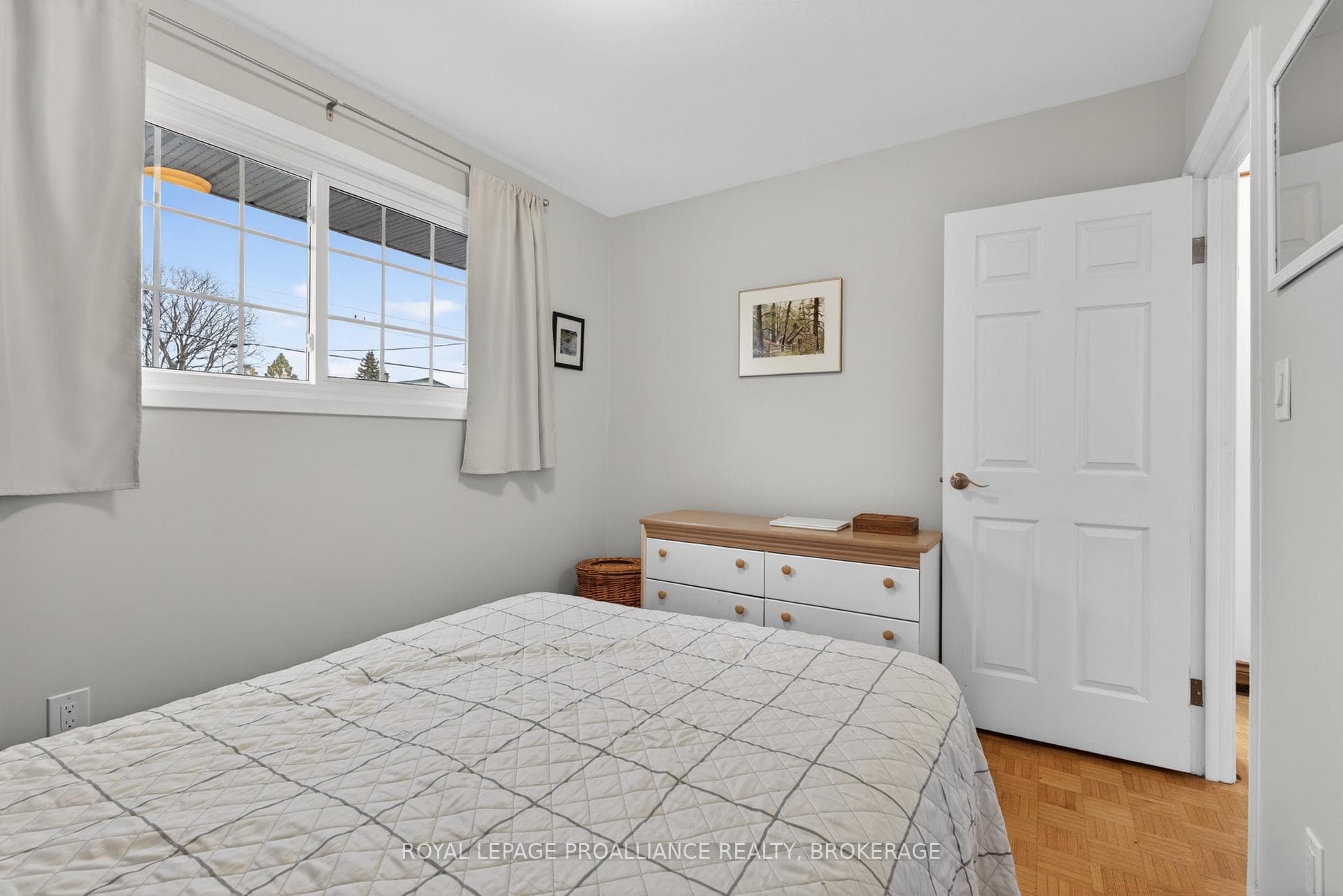 810 Camberley Crescent photo 15