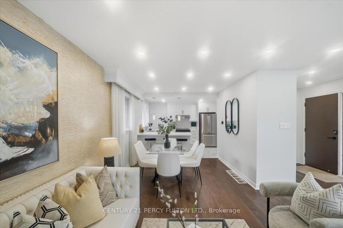 50 Mooregate Ave - living/dining room combined