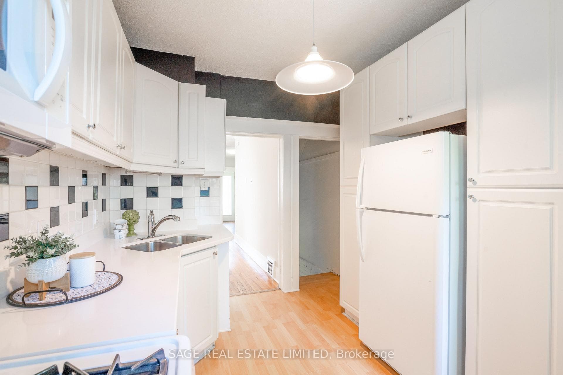 38 Queensdale Avenue photo 9