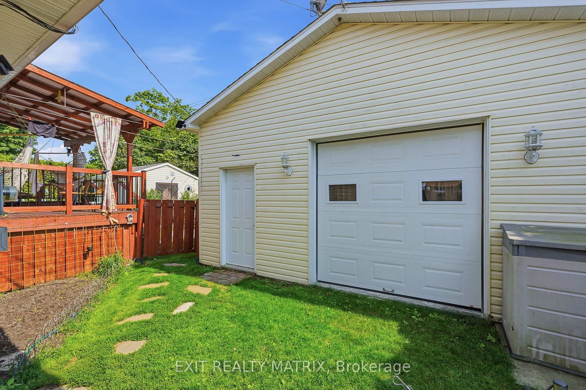 509 Ghislain Street photo 29