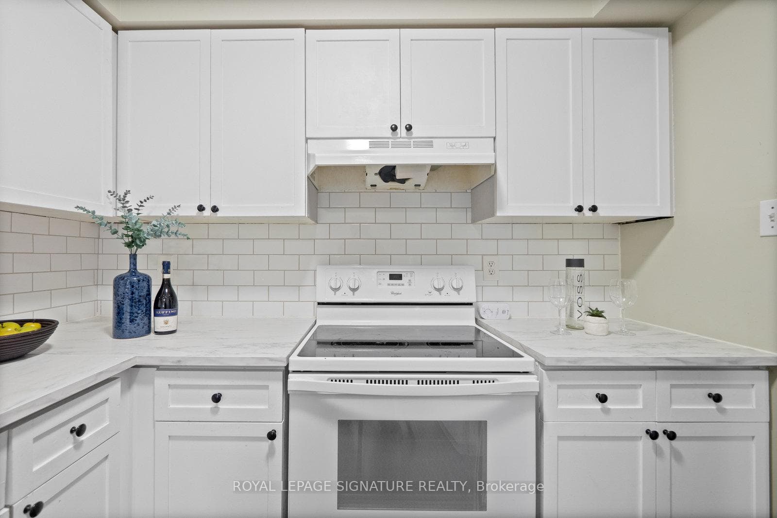 1374 Treeland Street photo 8