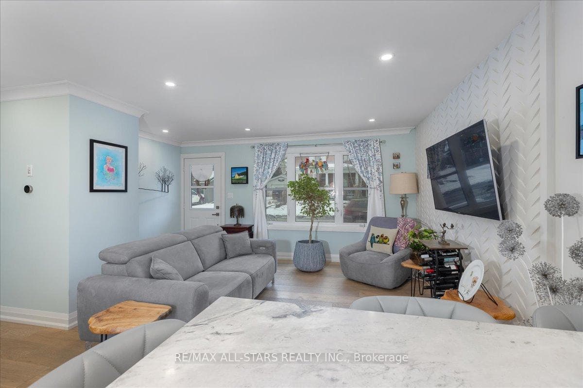 371 Queen Street photo 21