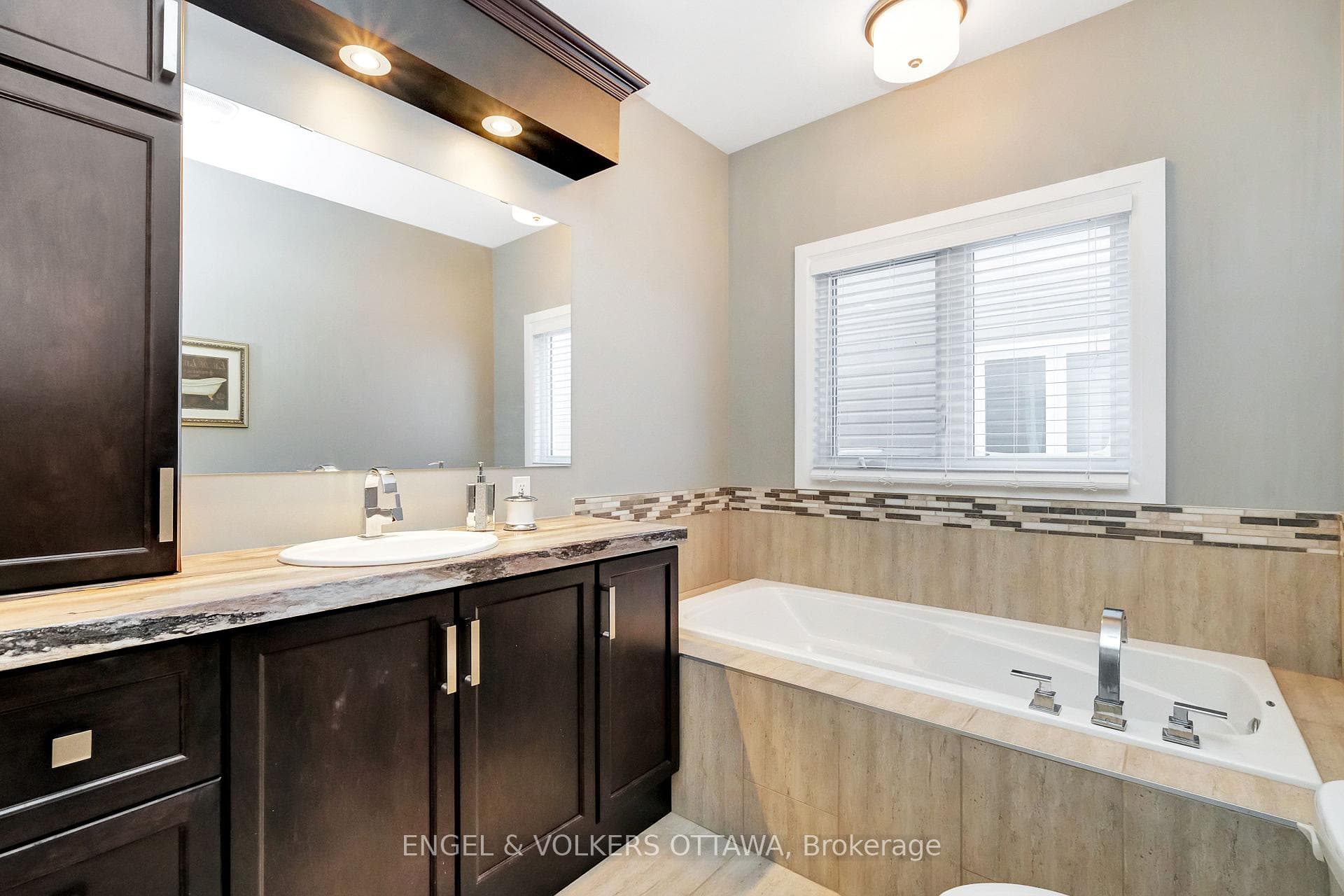 304 Colmar Street photo 23