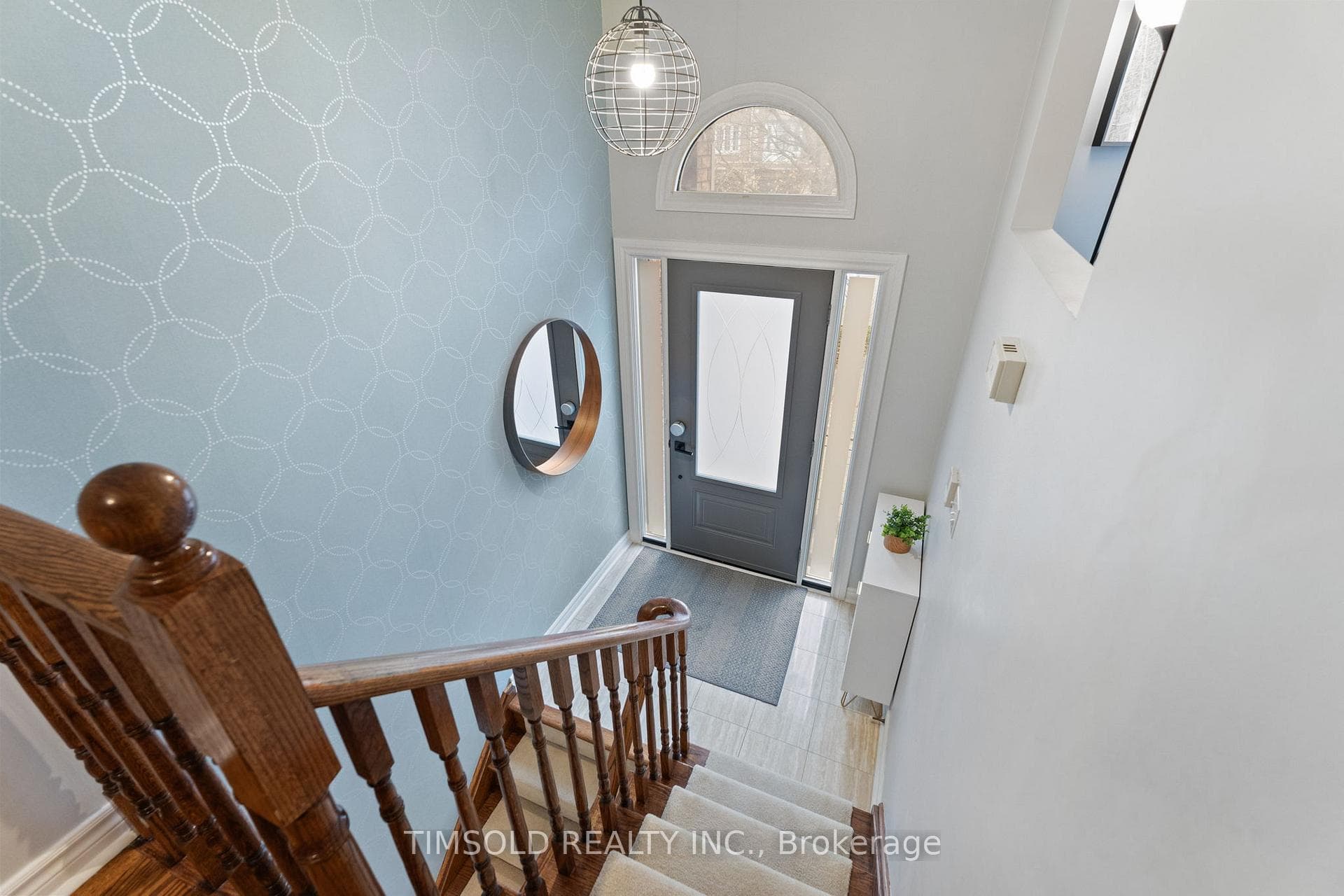 7 Royal Manor Crescent photo 3