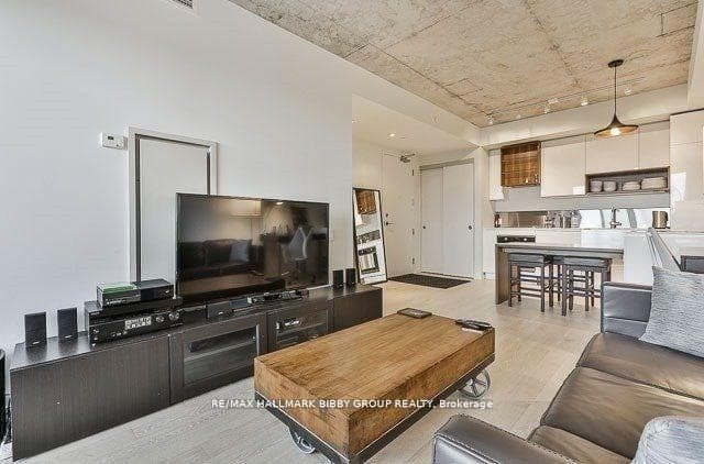 383 Sorauren Avenue Unit 515 photo 4