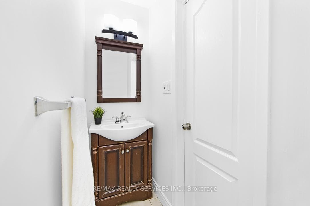 1762 Bronte Square photo 12