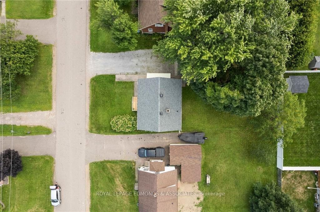 586 ROY Street photo 27