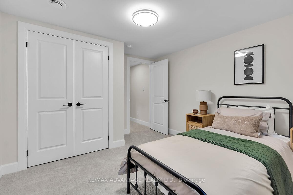552 Everglade Crescent photo 30