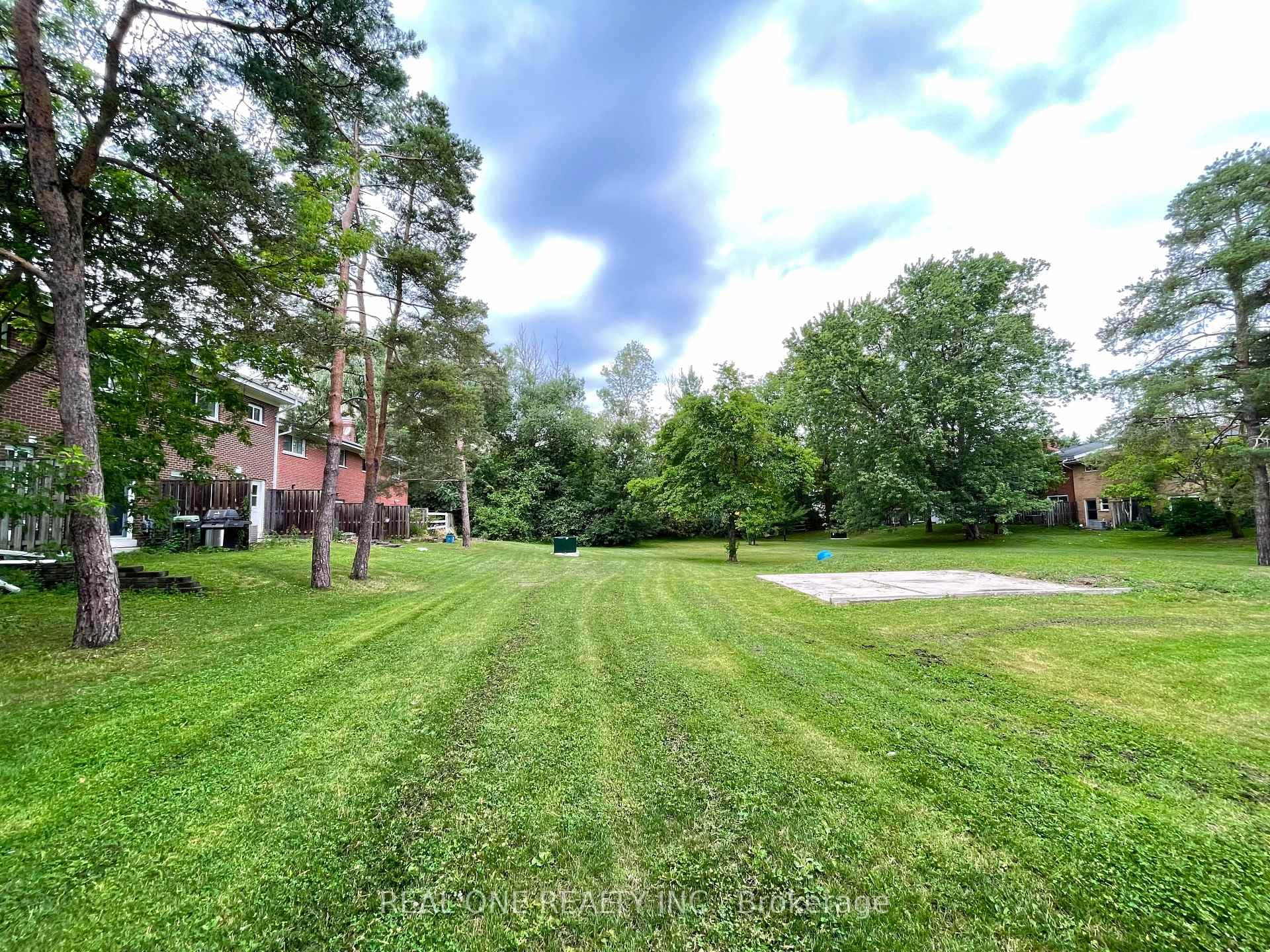290 WESTCOURT Place photo 34