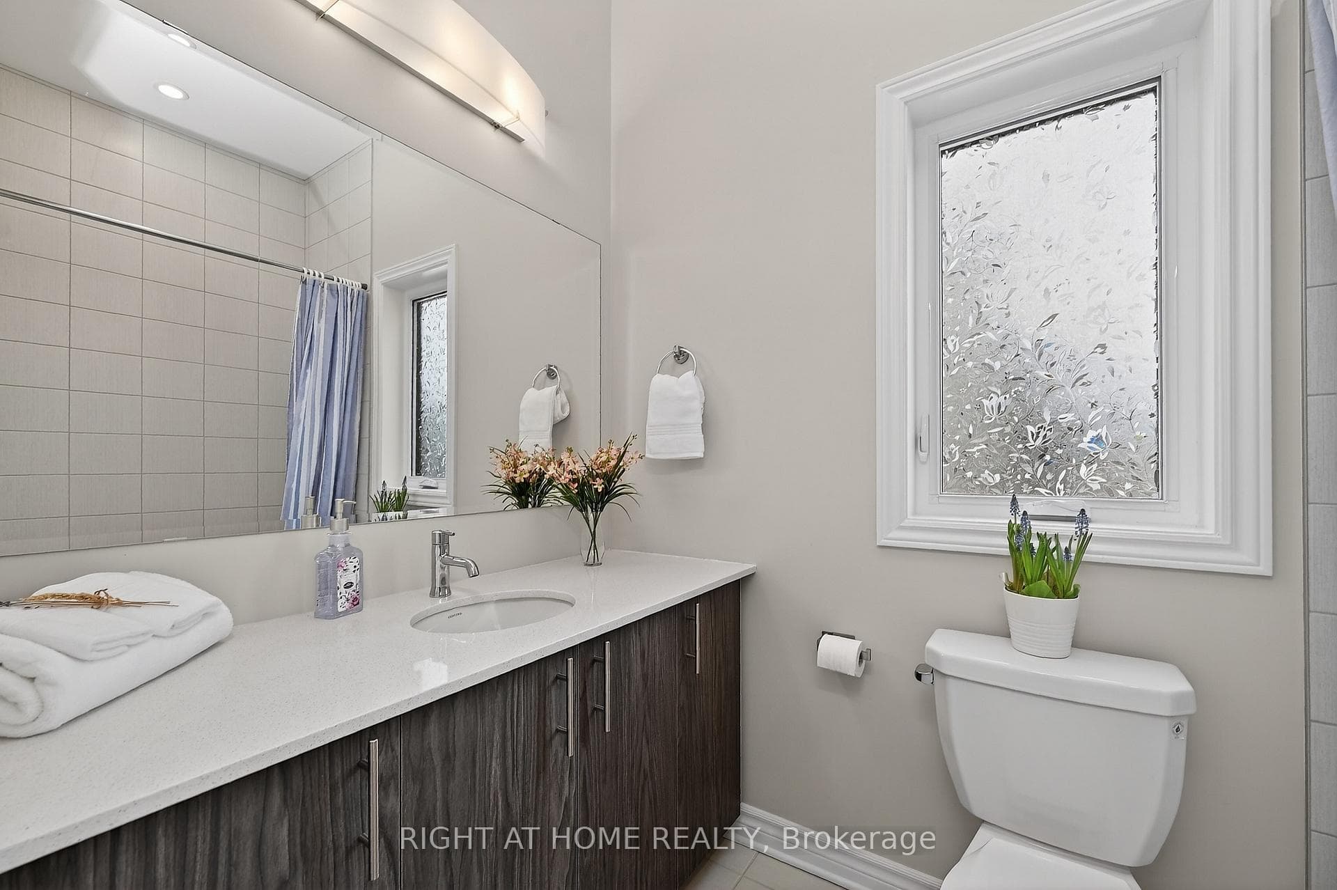 Secondary 4 piece bathroom.