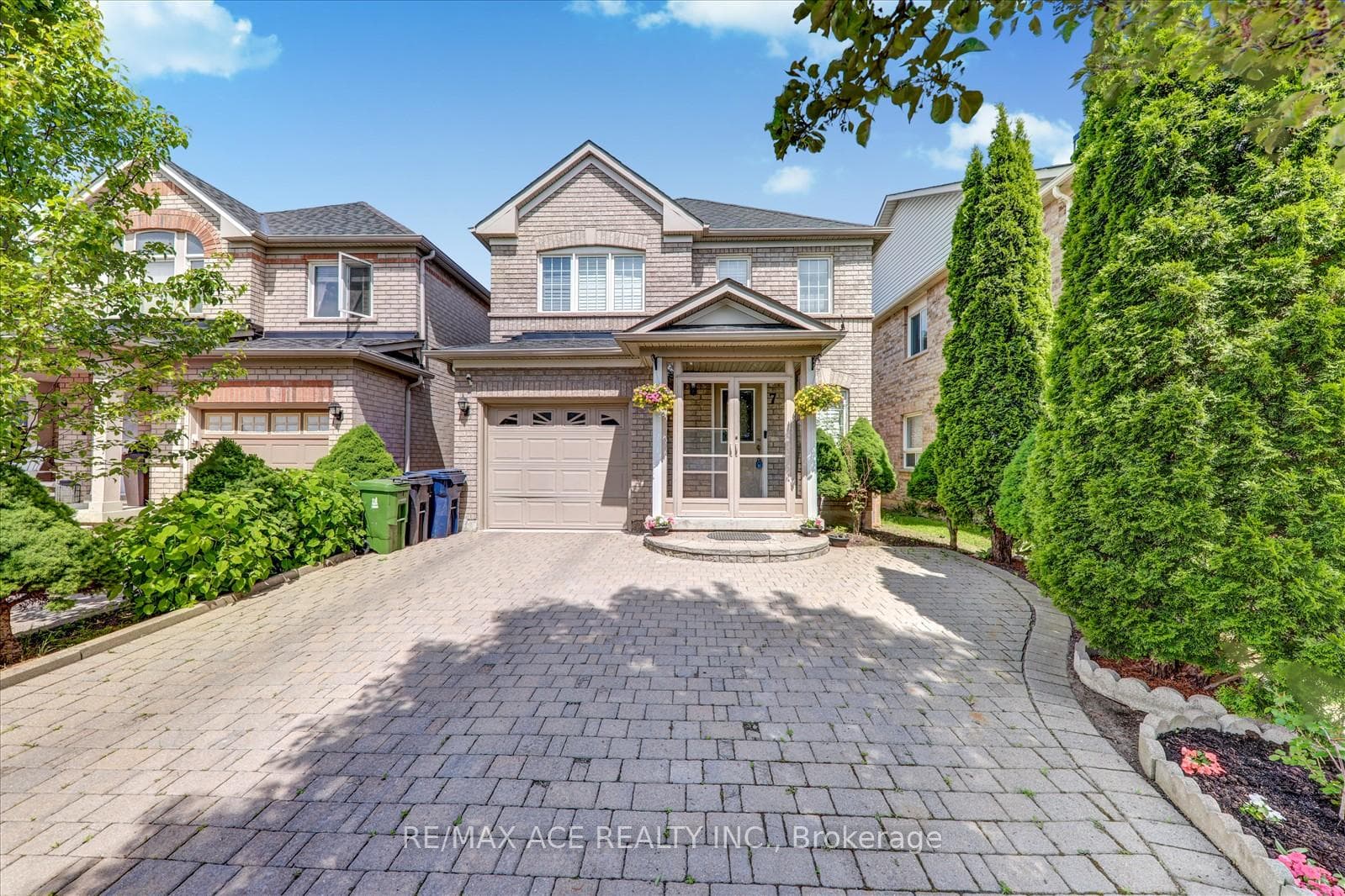 7 Glacier Crescent photo 2