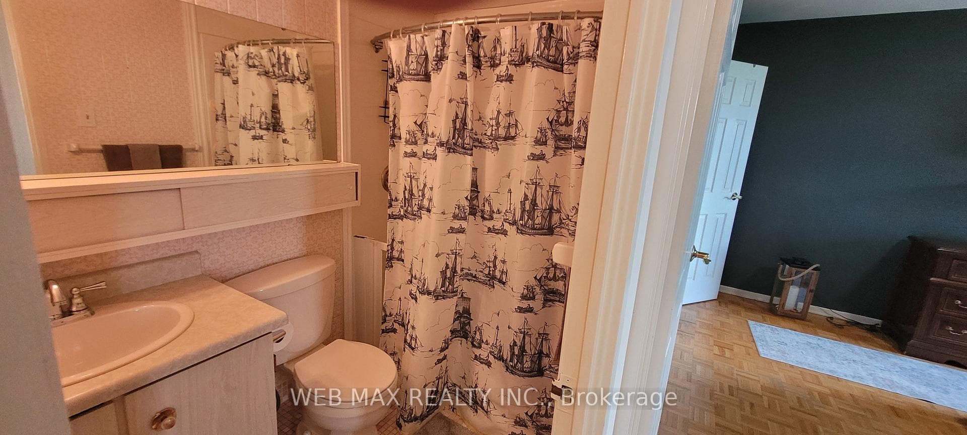 bathroom with tub