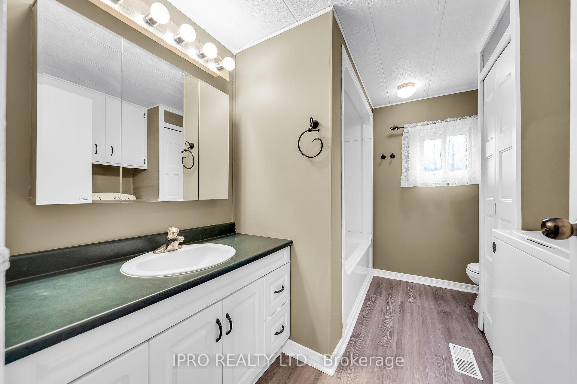 137 Maple Crescent photo 16