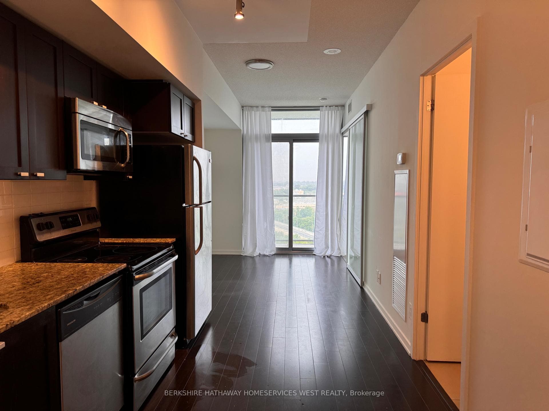 105 The Queensway Avenue Unit 1408 photo 21