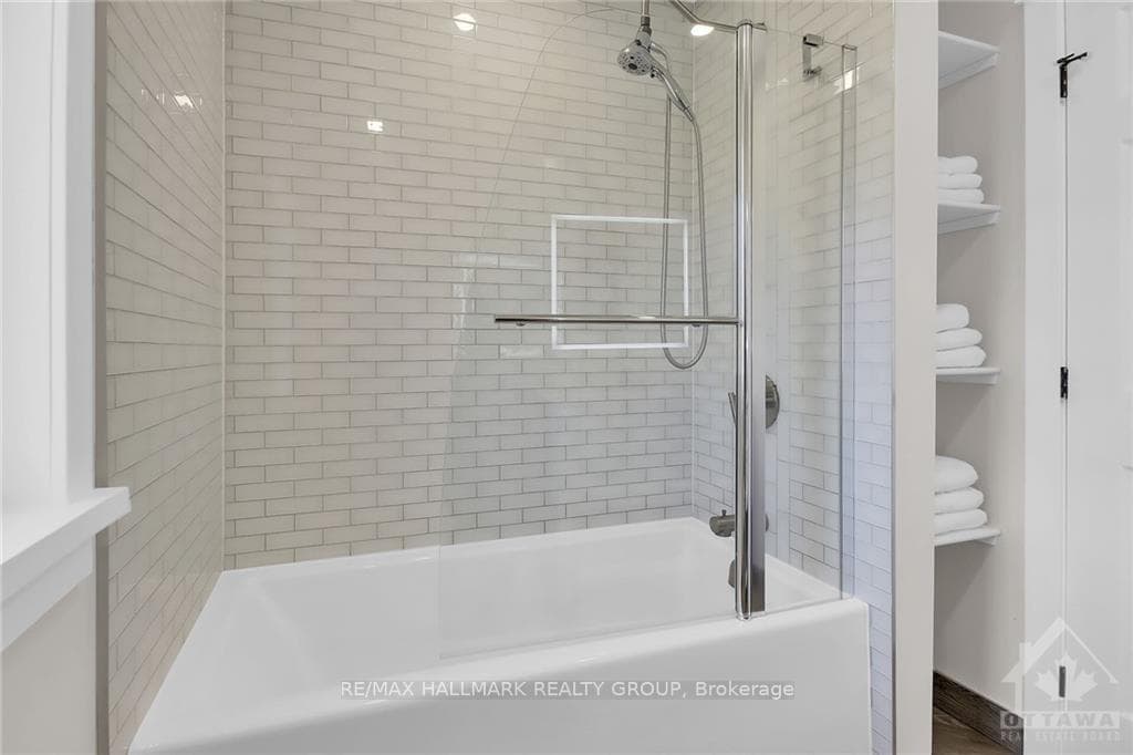 1598 SHAUNA Crescent photo 21