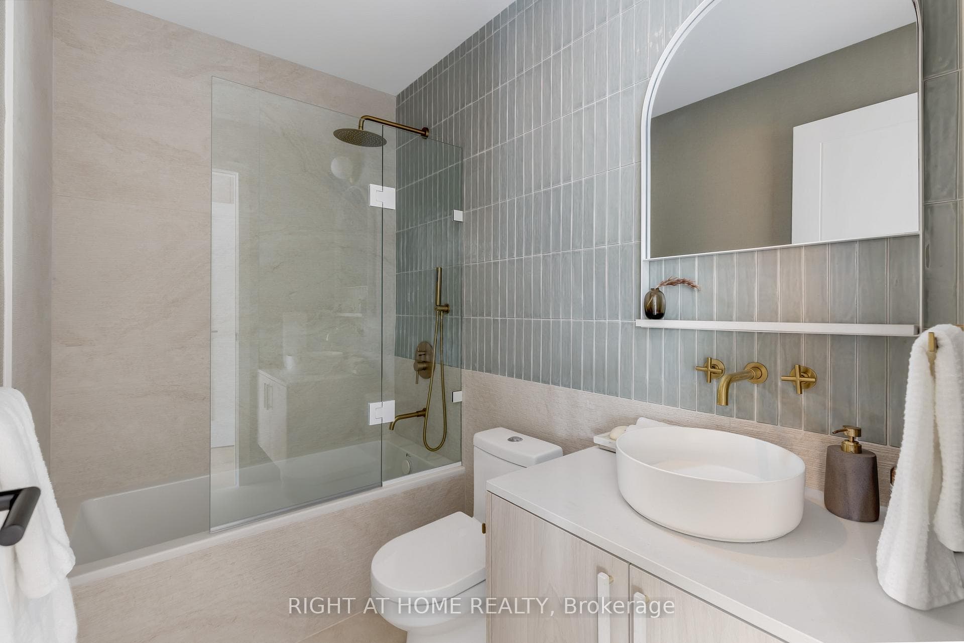 768 Richmond Street photo 25