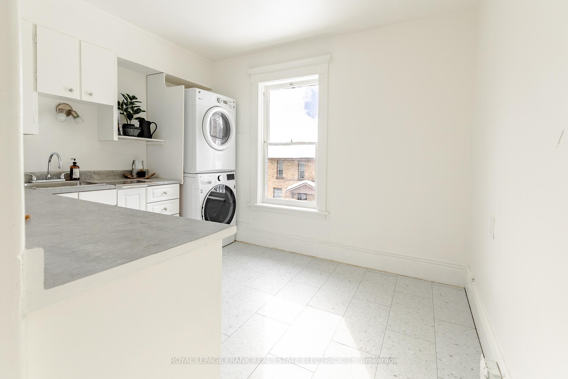 497 Gilmour Street photo 27