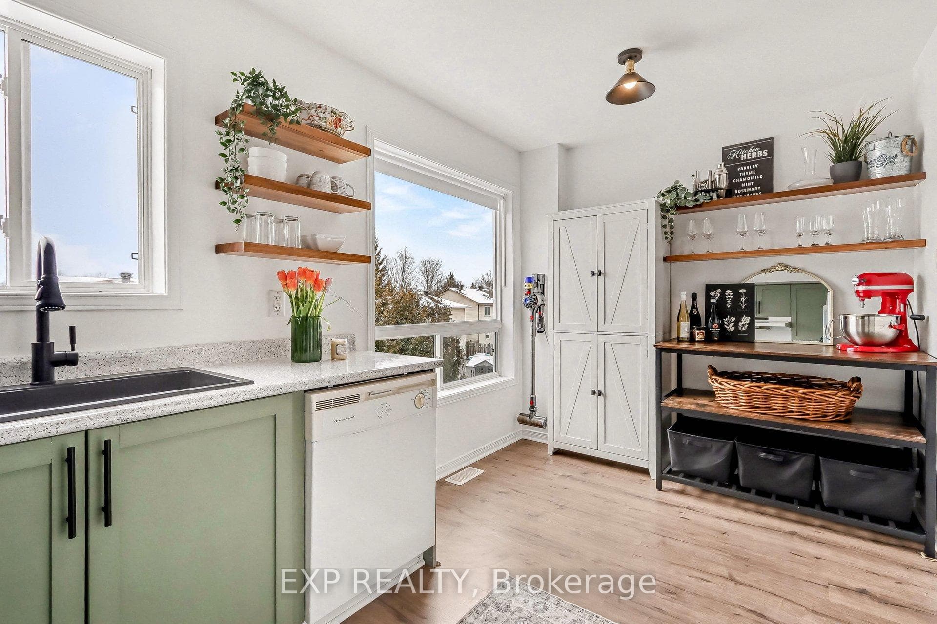 211 Gershwin Private photo 14
