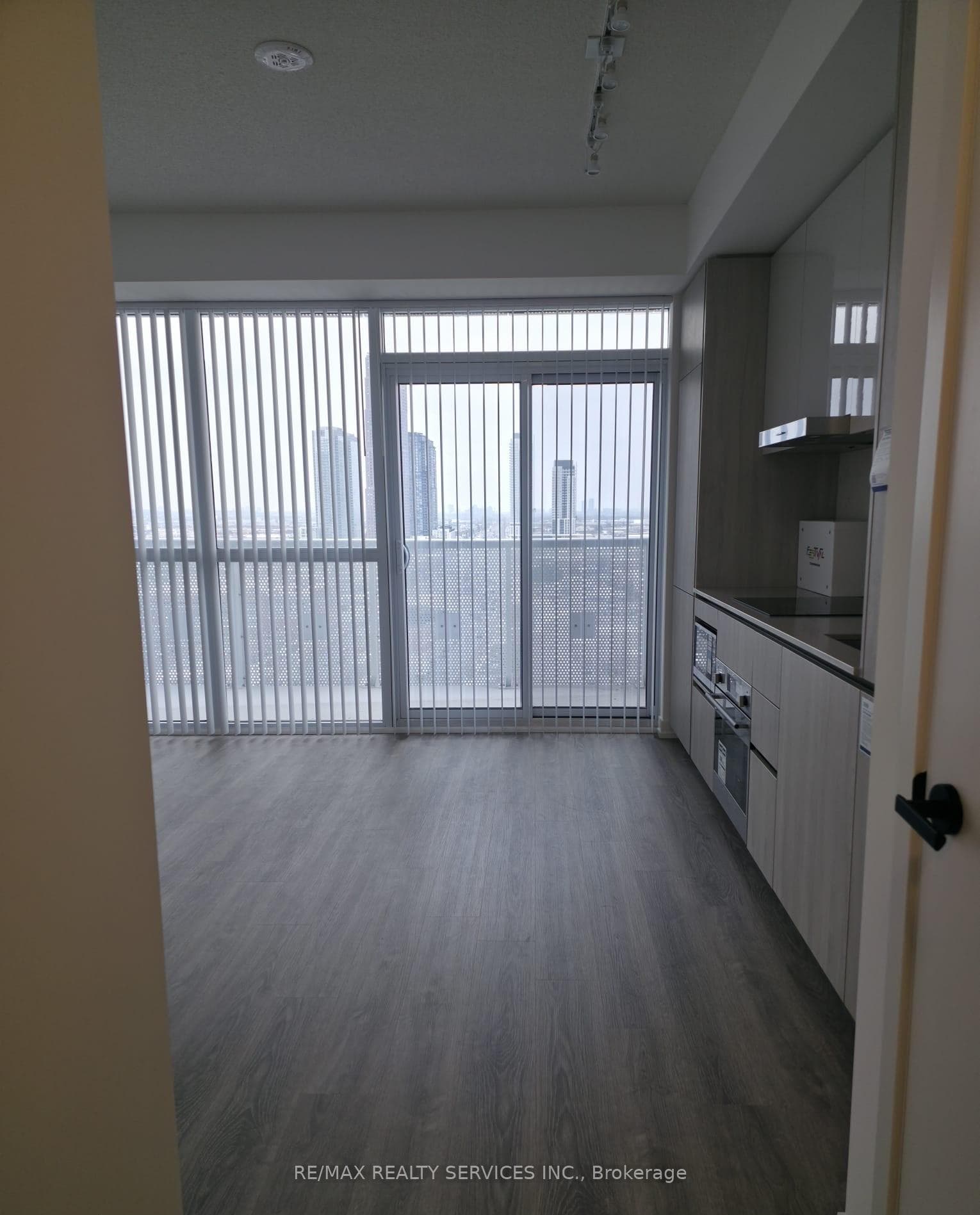 8 Interchange Way Unit 1706 photo 4
