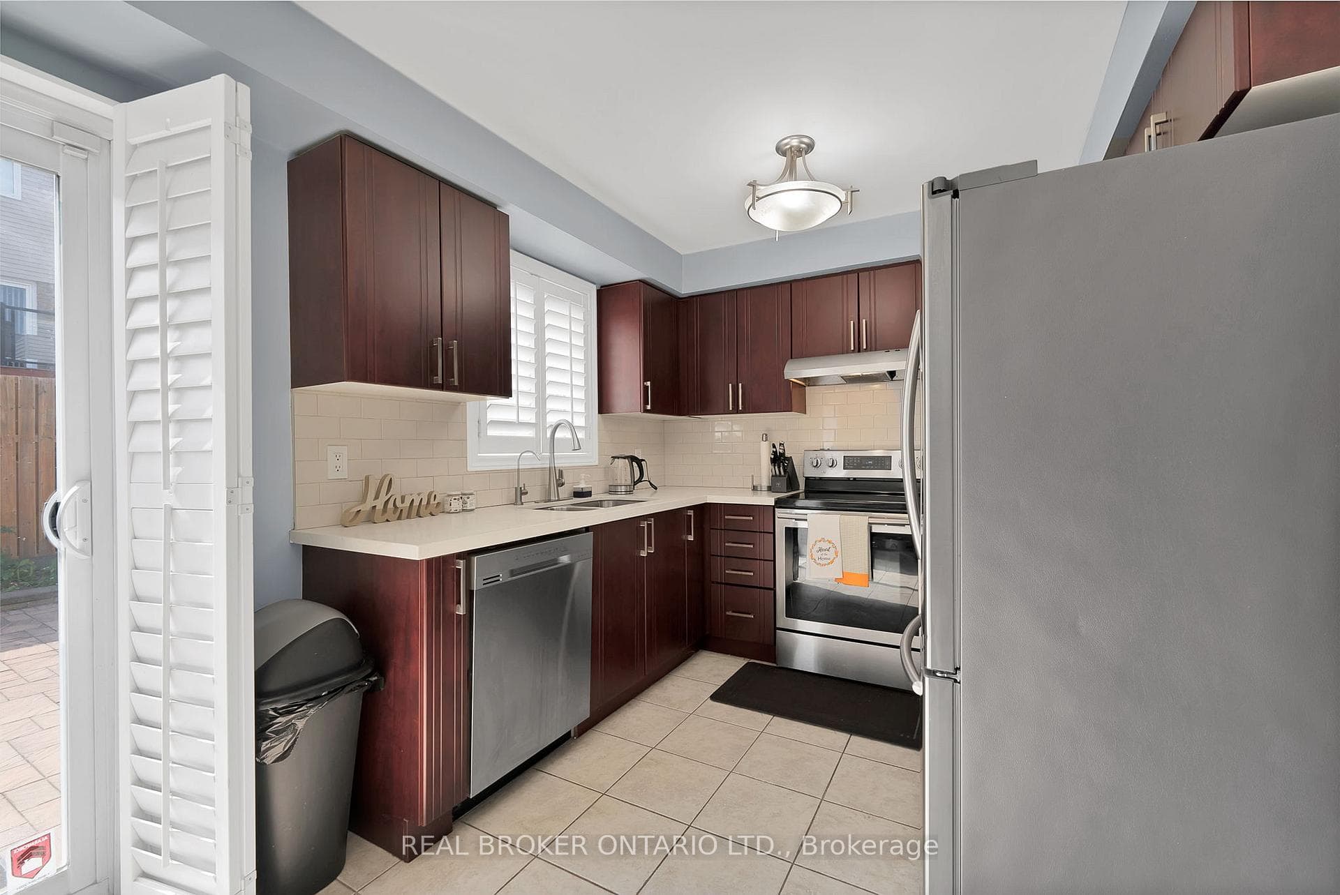 1674 Beaton Way photo 10
