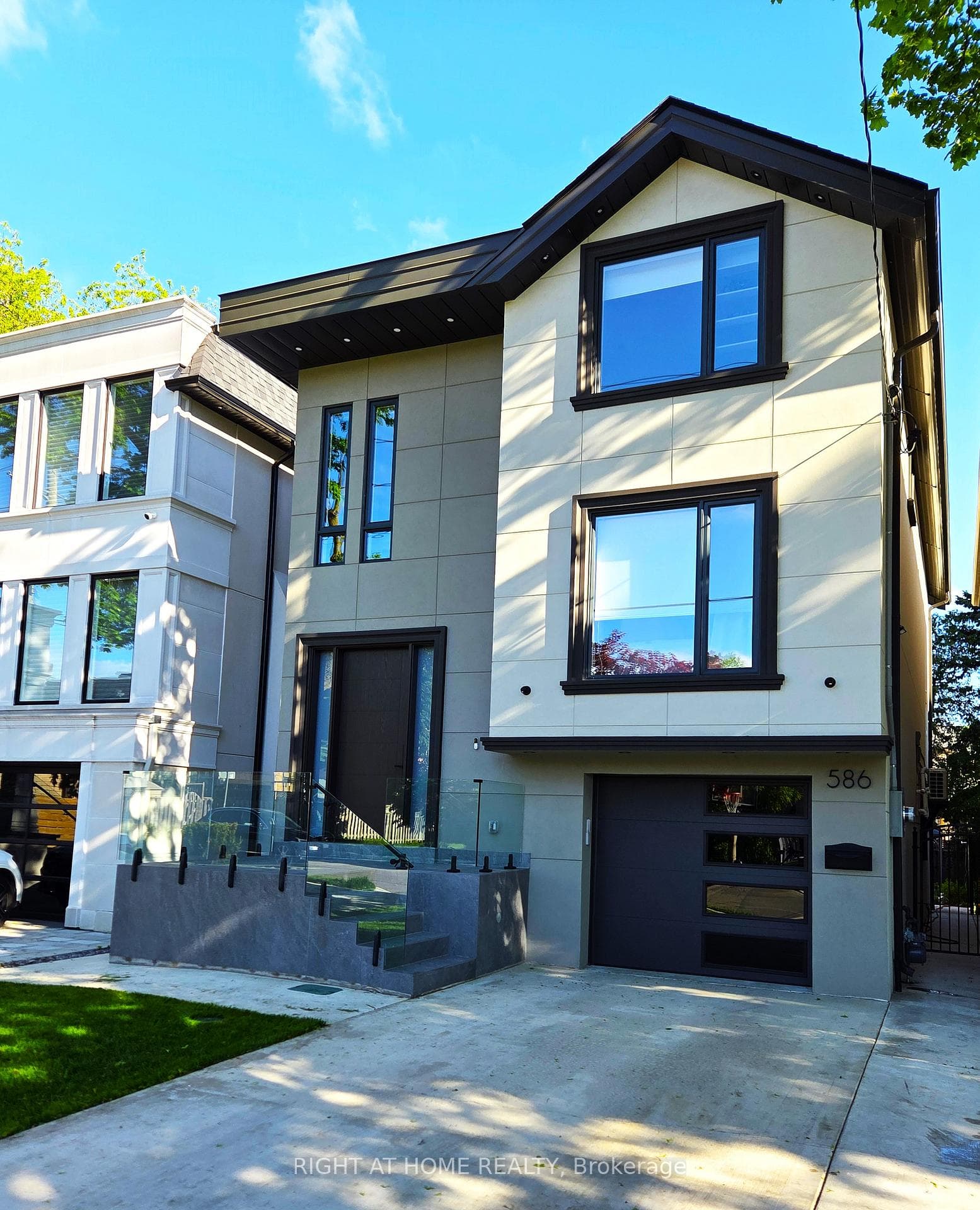 586 Broadway Avenue photo 4