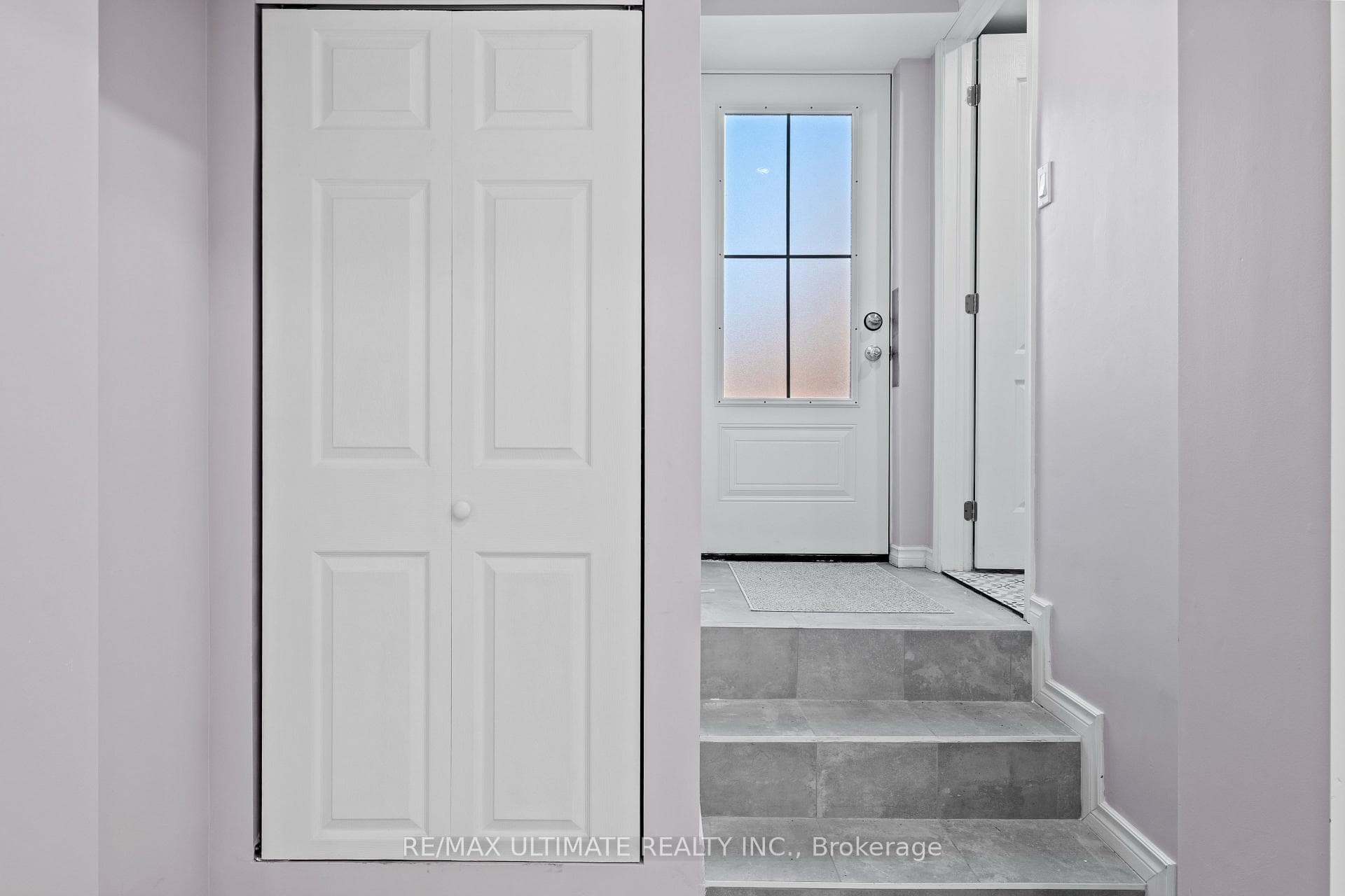 658 Dundas Street photo 11