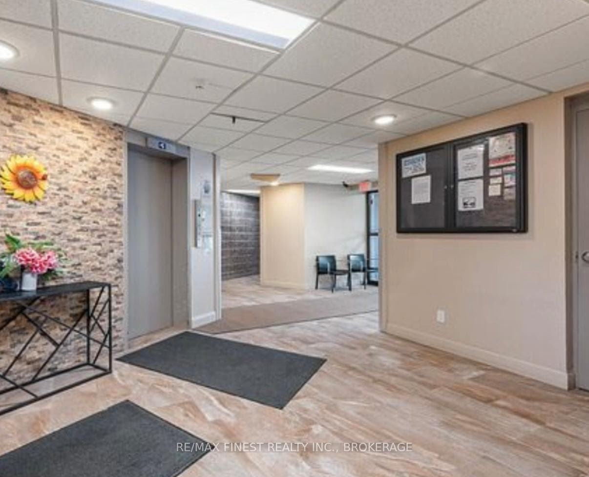 17 Eldon Hall Place Unit 212 photo 2