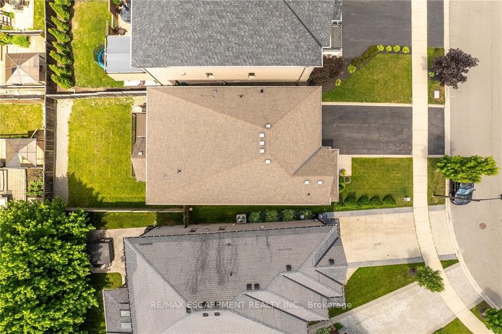 147 Garinger Crescent photo 38