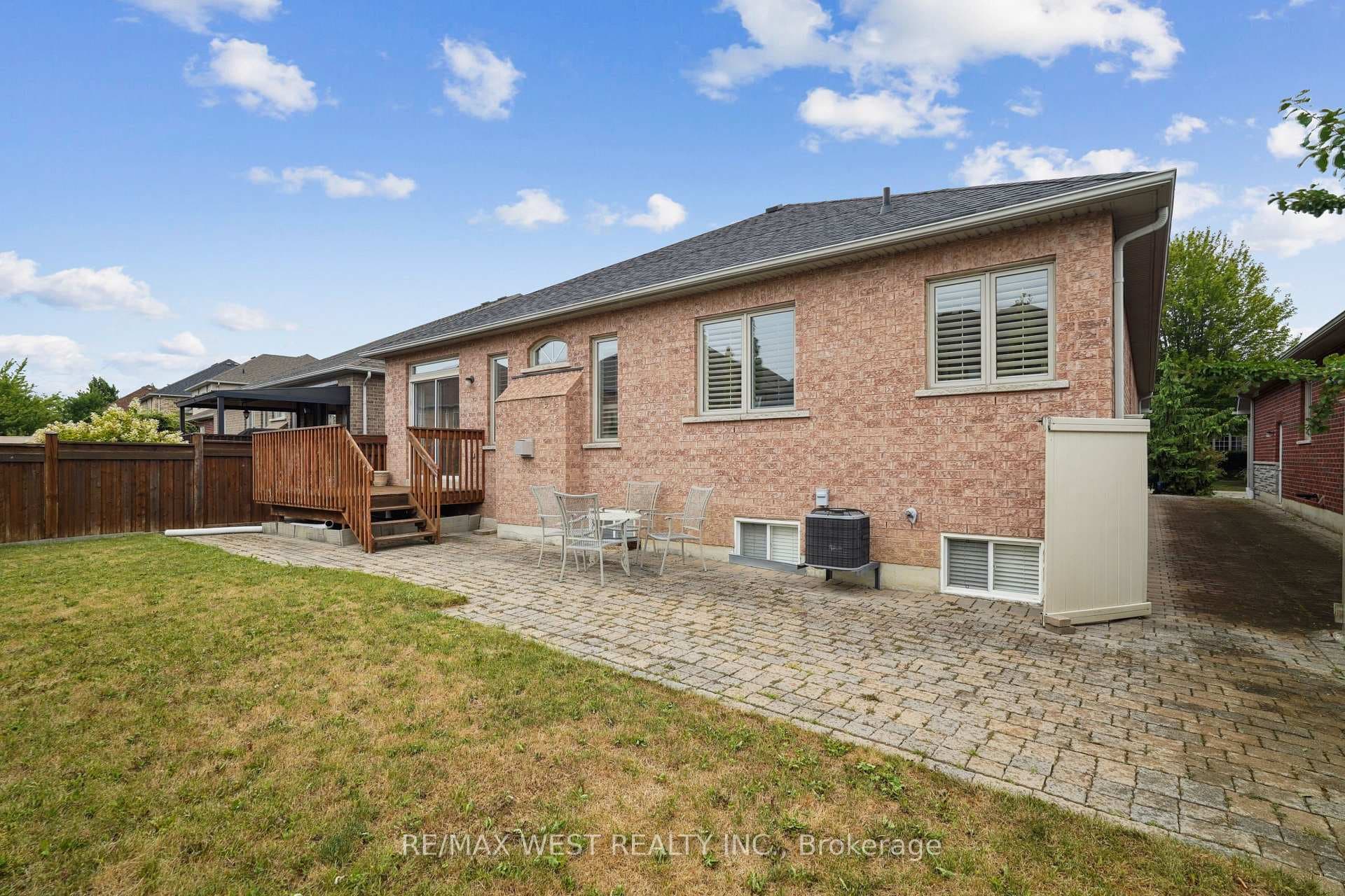 133 Cupola Crescent photo 17